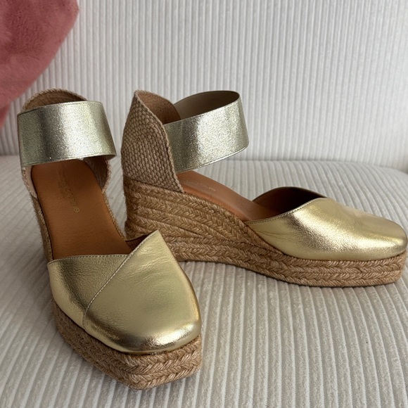 Andre Assous Metallic Gold Wedge Espadrilles Sz 40 - Picture 1 of 2
